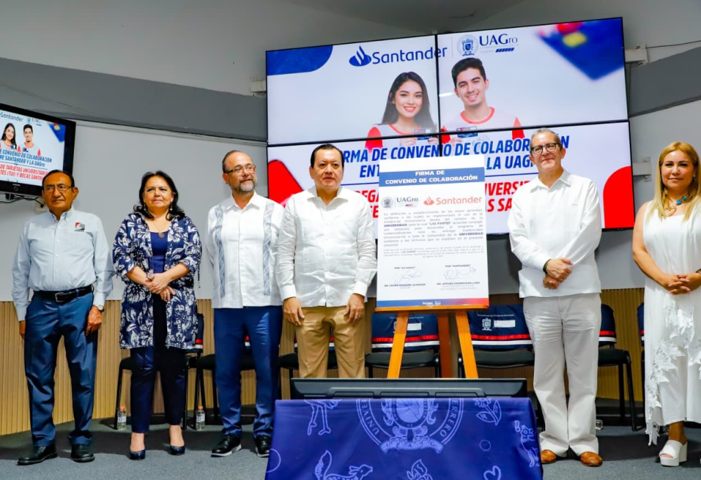 UAGro y Banco Santander México entregan más de 12 mil tarjetas universitarias inteligentes en&nbsp;Acapulco
